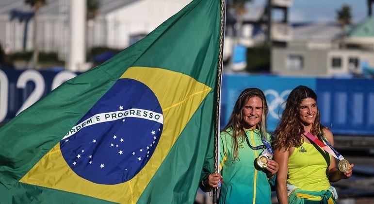 Kahena Kunze e Martine Grael com a medalha de ouro na vela