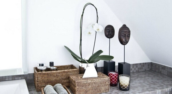 Velas e cestos organizadores e utilizados como enfeites para banheiro pequeno