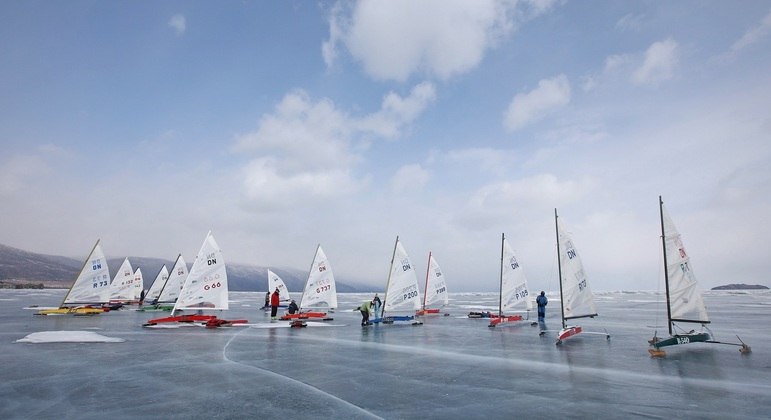 Embarcações podem chegar à 100 km/h se deslocando sobre o gelo