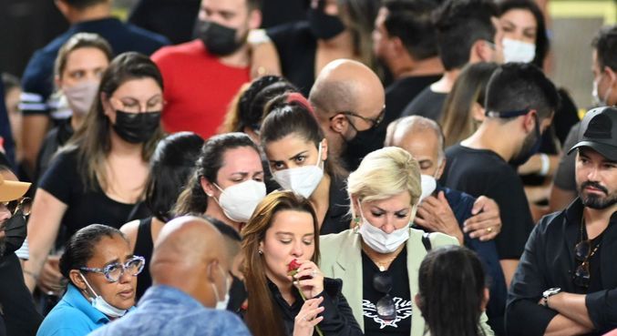 Familiares, amigos e fãs se despedem de Marília Mendonça