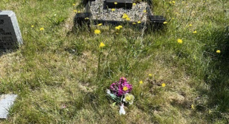 Mãe deixou um buquê de flores em cima do túmulo da filha Laura
