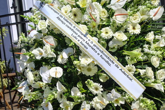 O presidente Luiz Inácio Lula da Silva e a primeira-dama Janja da Silva enviaram uma coroa de flores ao velório. 