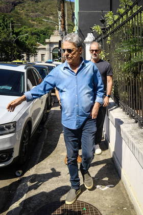 O cantor e compositor Chico Buarque foi um dos famosos que homenagearam Aderbal
