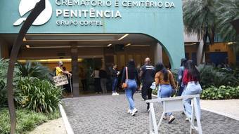 Familiares, fãs e amigos famosos se despedem de MC Marcinho em velório no Rio de Janeiro