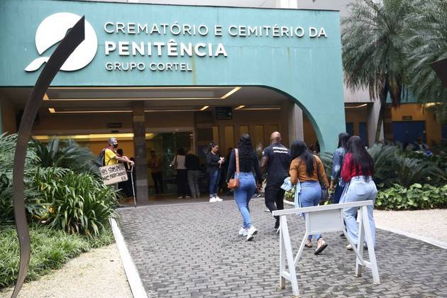 Familiares e fãs chegam ao velório de MC Marcinho. De acordo com informações da equipe do cantor, após o fim do velório será realizada uma breve cerimônia, restrita à família e a amigos íntimos. Depois, o corpo dele será encaminhado para a cremação no mesmo local — por volta das 14h