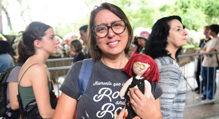 Bonequinha de crochê de Rita Lee é um mimo que fã da cantora levou para o velório