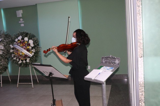 O velório também teve uma apresentação de violino