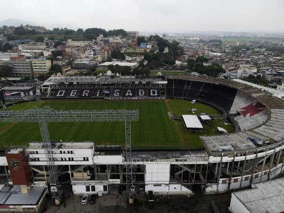 A entrada do público que se despede do ídolo vascaíno é feita pelo portão 3 de São Januário. Sócios do clube podem acessar o estádio pela entrada social