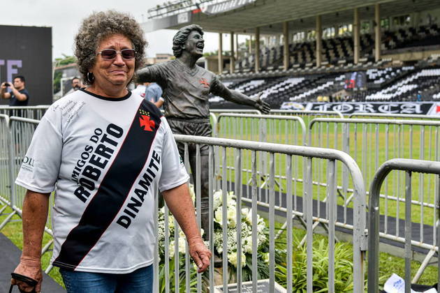 Além da emoção de familiares, as pessoas que passam próximo ao caixão também demonstram muita emoção com a perda do ídolo