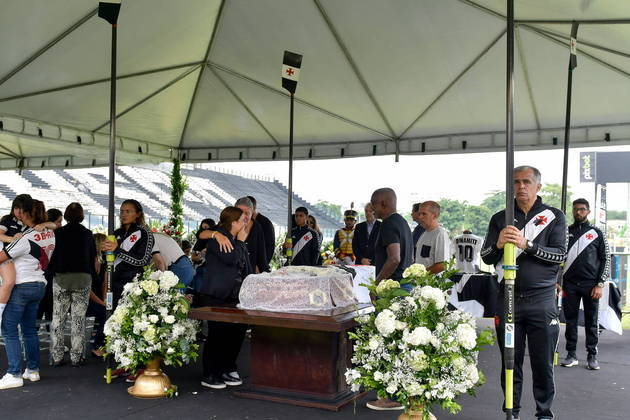 O corpo do ex-jogador está ao centro de uma tenda branca que foi colocada atrás de um dos gols de São Januário