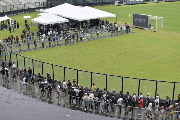 Os portões foram abertos por volta de 10h (de Brasília)