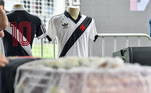 Camisas do Vasco decoram o espaço onde está o caixão