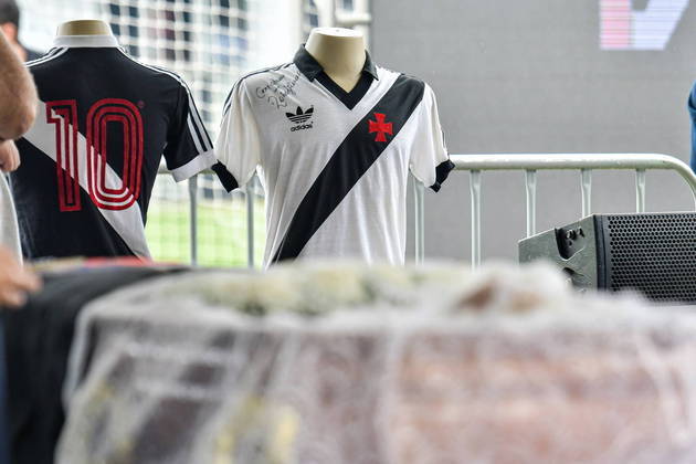 Camisas do Vasco decoram o espaço onde está o caixão