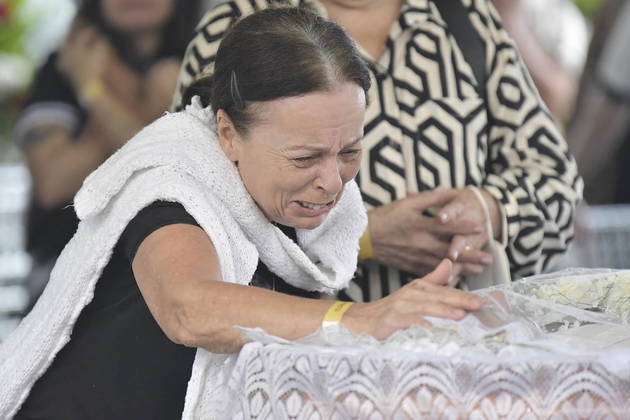 A emoção é visível dentre os familiares, que choram muito a perda do icônico ex-jogador