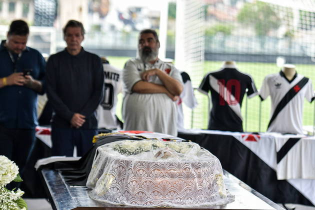 O corpo de Roberto Dinamite, maior jogador da história do Vasco, está sendo velado neste momento em São Januário, palco de inúmeros feitos do icônico ex-atacante