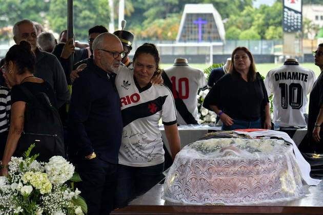 O Maestro Júnior, que enfrentou Dinamite em diversos momentos da carreira, prestigia o velório do amigo 