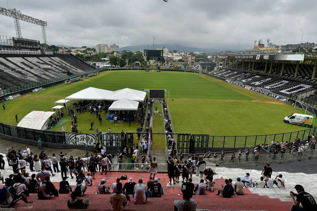 Torcedores ocupam as arquibancadas de São Januário após passarem pela tenda onde se encontra o caixão