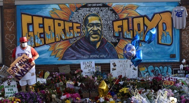 Mural homenageia George Floyd e outras vítimas de violência policial racista
