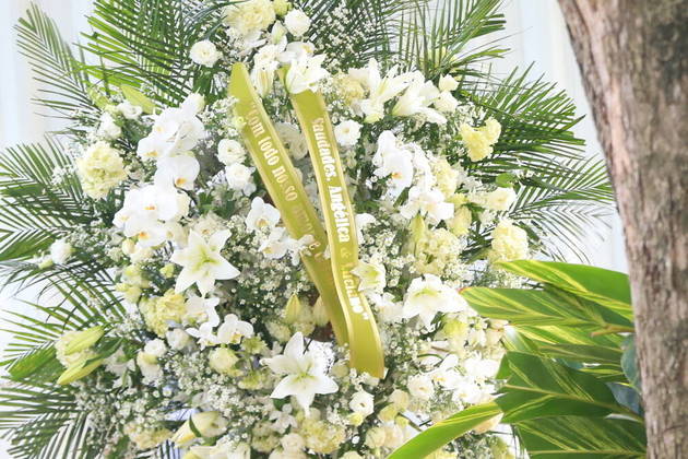 Celebridades como o casal Angélica e Luciano Huck enviaram coroas de flores para o local