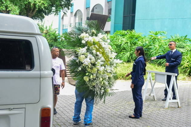 Familiares e amigos se despedem de Gloria Maria em velório restrito no Crematório e Cemitério da Penitência, no bairro do Caju, zona portuária do Rio de Janeiro, nesta sexta-feira (3). A jornalista e apresentadora morreu nesta quinta-feira (2)