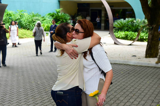 A jornalista e apresentadora Leilane Neubarth recebeu um abraço ao chegar ao velório de Gloria Maria