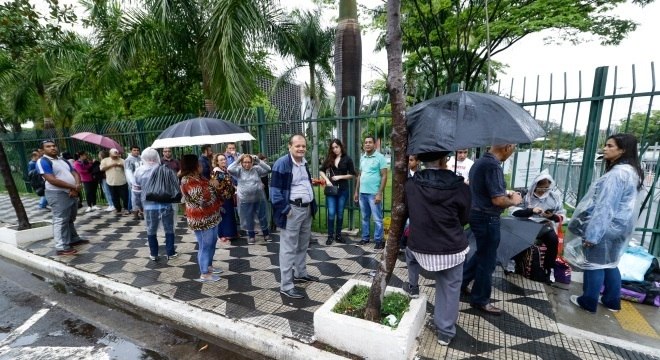 Fãs aguardam a abertura das portas da Alesp para o velório do apresentador