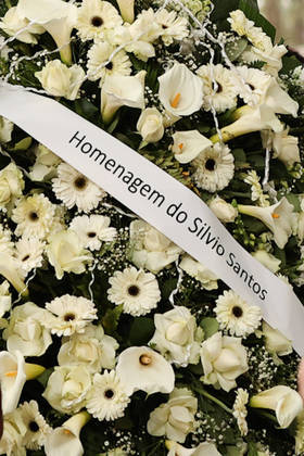 O apresentador Silvio Santos também prestou uma última homenagem com flores