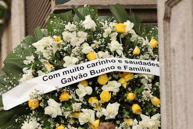 Galvão Bueno também mandou flores em nome dele e da família