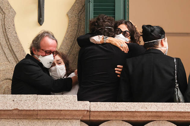 Familiares e amigos se despediram de Jô Soares nesta sexta-feira (5) em velório restrito, em São Paulo. O apresentador morreu na madrugada de hoje, aos 84 anos. Ele estava internado desde o dia 28 de julho no Hospital Sírio-Libanês