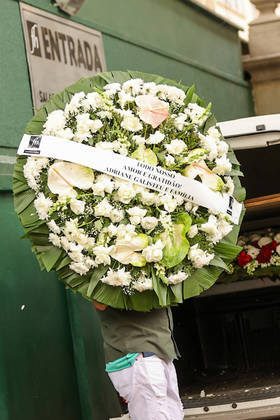 Famosos como Adriane Galisteu homenagearam Jô com coroas de flores