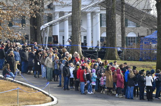 Uma grande fila se formou, com fãs esperando para dar o último adeus à filha de Elvis Presley. Lisa Marie morreu no dia 12 de janeiro, após sofrer uma parada cardíaca