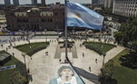 Plaza de Mayo com desenho feito por fãs e bandeira da Argentina a meio mastro