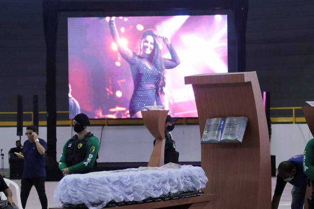 O velório da cantora Paulinha Abelha levou familiares, amigos e fãs da estrela da banda Calcinha Preta ao Ginásio Constância Vieira, em Aracaju, Sergipe, nesta quinta-feira (24)
