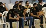 Membros da equipe do Calcinha Preta se juntaram durante o velório e usaram camisetas do grupo