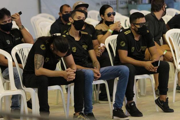 Membros da equipe do Calcinha Preta se juntaram durante o velório e usaram camisetas do grupo