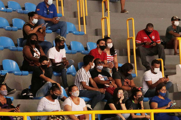 O público usou máscaras de proteção por causa da pandemia de Covid-19