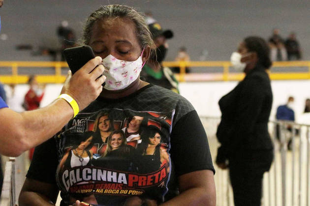 Muitas pessoas usaram camisetas com estampas da banda Calcinha Preta na hora de se despedir de Paulinha Abelha