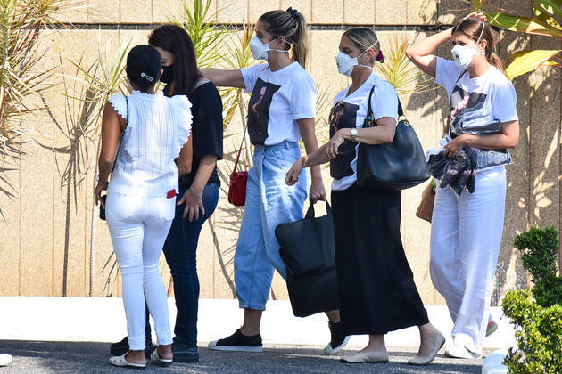 Ingrid Guimarães e Heloísa Pérrisé chegaram juntas com camisetas estampadas com o rosto de Paulo Gustavo