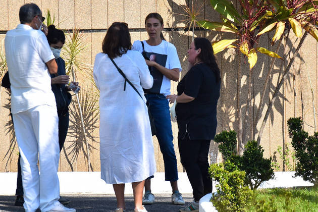 Monica Martelli também foi ao velório e conversou com a irmã do ator na porta do local