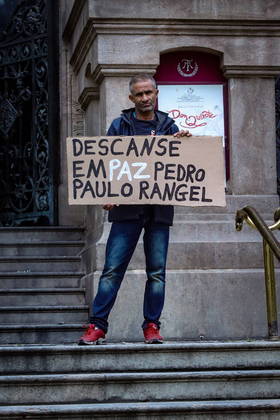 Um cartaz chamou a atenção durante o velório. 