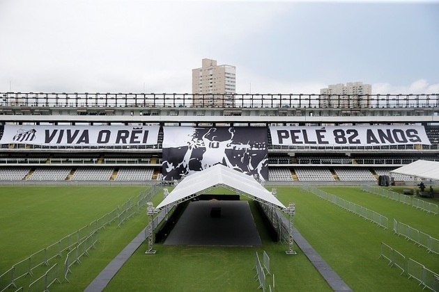 No gramado do estádio foram instaladas duas tendas especiais. Uma, no centro do campo, que será o espaço para que o caixão fique exposto e com poucas cadeiras próximas. Nessa tenda central só terão acesso os familiares, amigos próximos e autoridades. Sendo que, a família de Pelé vai indicar quem ficará nesse espaço