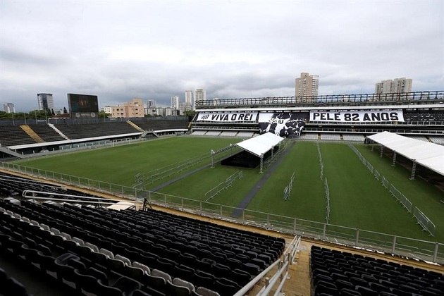 A entrada dos fãs acontecerá por meio dos portões 2 e 3, próximos à entrada principal do estádio. Ninguém poderá pisar no campo. A organização instalou um piso especialmente para o velório para que as pessoas percorram pela parte externa da lateral e se dirijam até a proximidade do caixão. A saída será pelos portões 7 e 8