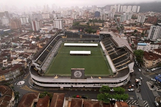 Na terça-feira (3), às 10h, o corpo do Atleta do Século será conduzido em carro do Corpo de Bombeiros para um cortejo na cidade de Santos, saindo da Vila Belmiro, que fica no canal 1, vai até o canal 6, para passar em frente a casa de Dona Celeste, mãe de Pelé, que está viva e completou em novembro passado 100 anos, e depois vai para o Memorial Necrópole Ecumênica, onde o Rei será sepultado