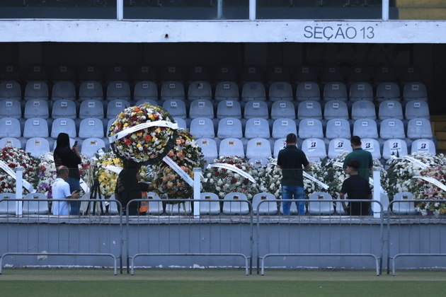 Dentro da Vila Belmiro, as coroas de flores são organizadas próximo de onde ficará o caixão de Pelé