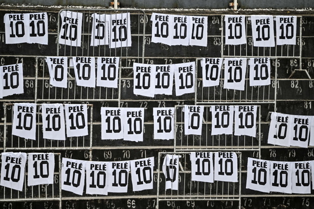 Camisas 10 do Santos são colocadas dentro da Vila Belmiro para homenagear Pelé