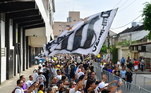 Torcedores se aglomeram na porta da Vila Belmiro a espera da abertura dos portões às 10h