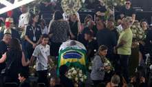 Milton Neves põe bandeira do Santos sobre caixão de Pelé: 'Sou santista desde moleque'