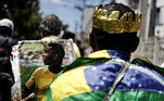 Nada mais simbólico do que uma coroa e a bandeira do Brasil para representar o Rei Pelé