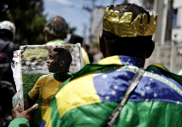 Nada mais simbólico do que uma coroa e a bandeira do Brasil para representar a Majestade Pelé