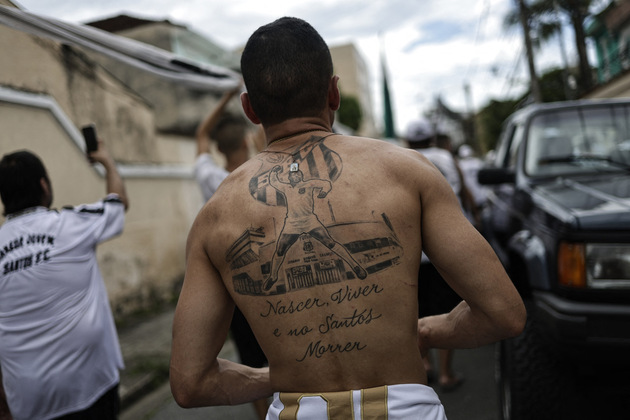 'Nascer, viver e no Santos morrer...'. Parte mais simbólica do hino do santos, tatuada nas costas deste torcedor e agora, vivenciada por Pelé